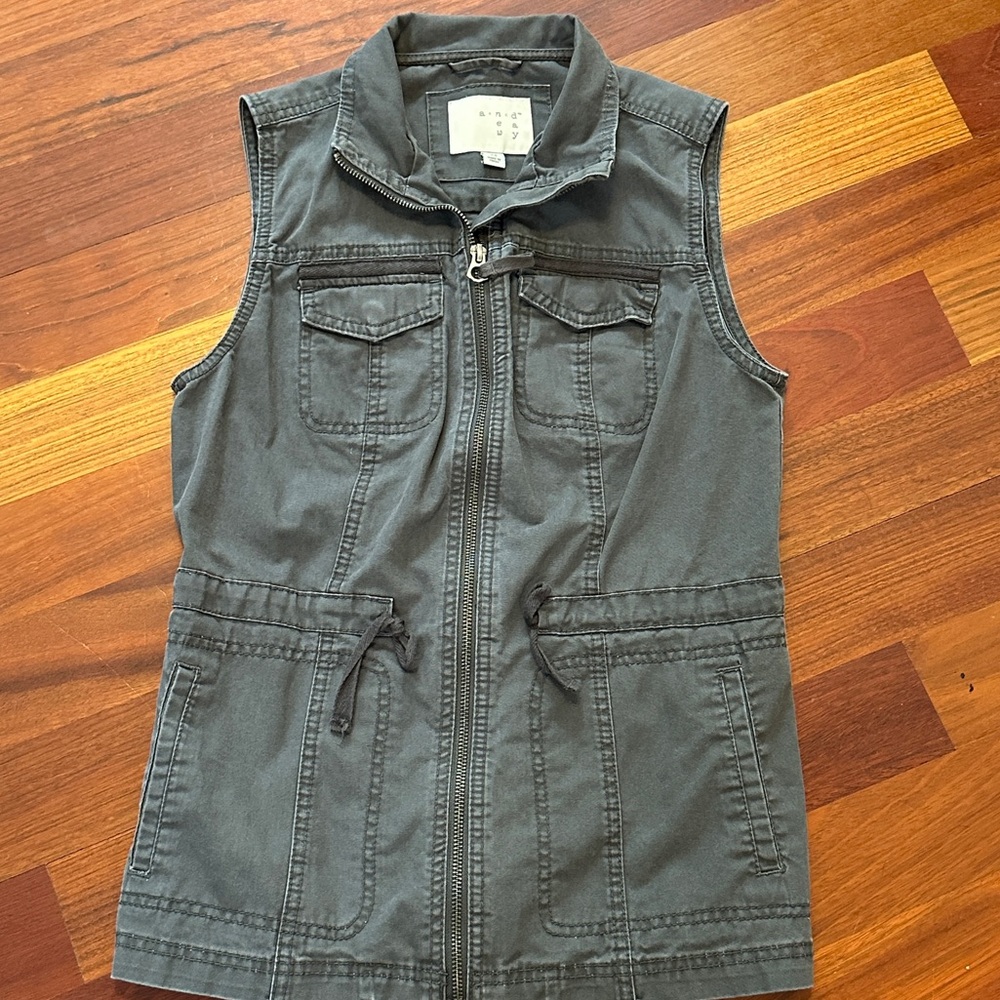 XS Sleeveless Utility Vest - pockets - a new day